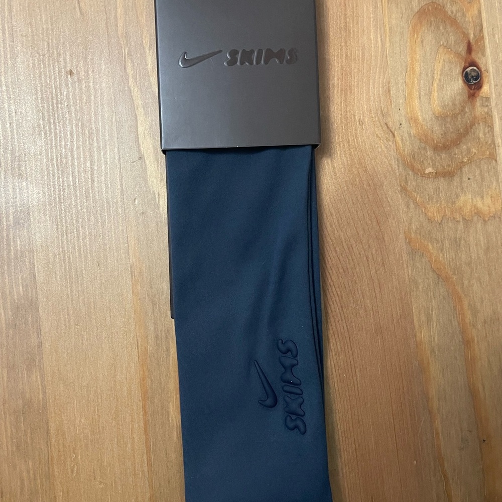 Nike SKIMS Headband Deep Royal - Picture 3 of 4